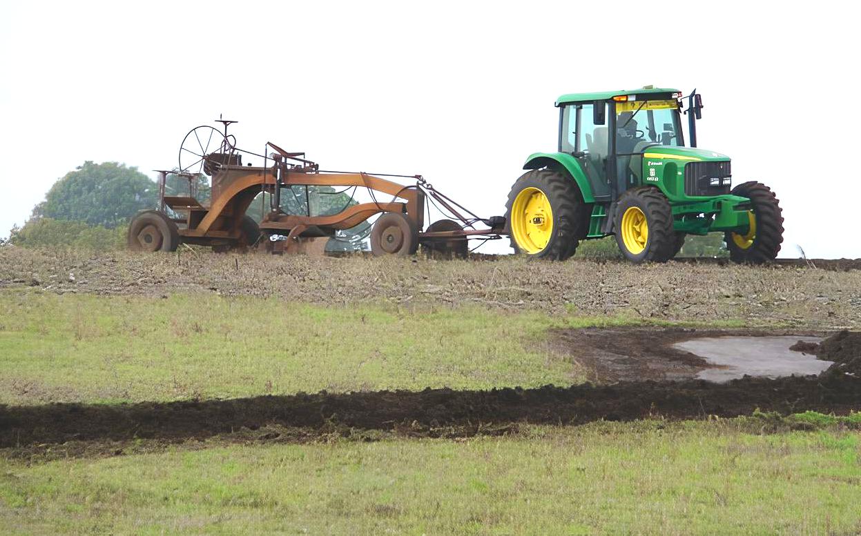 tomasini-tractor y terraza (cred Proy PNUD-NID828)