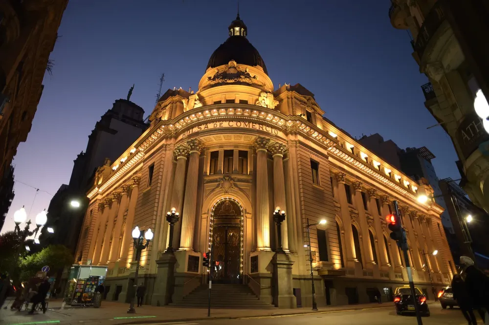 Edificio-iluminado-1-1536x1022