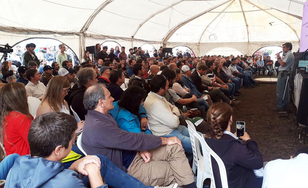 Charlas en la carpa principal en el primer encuentro