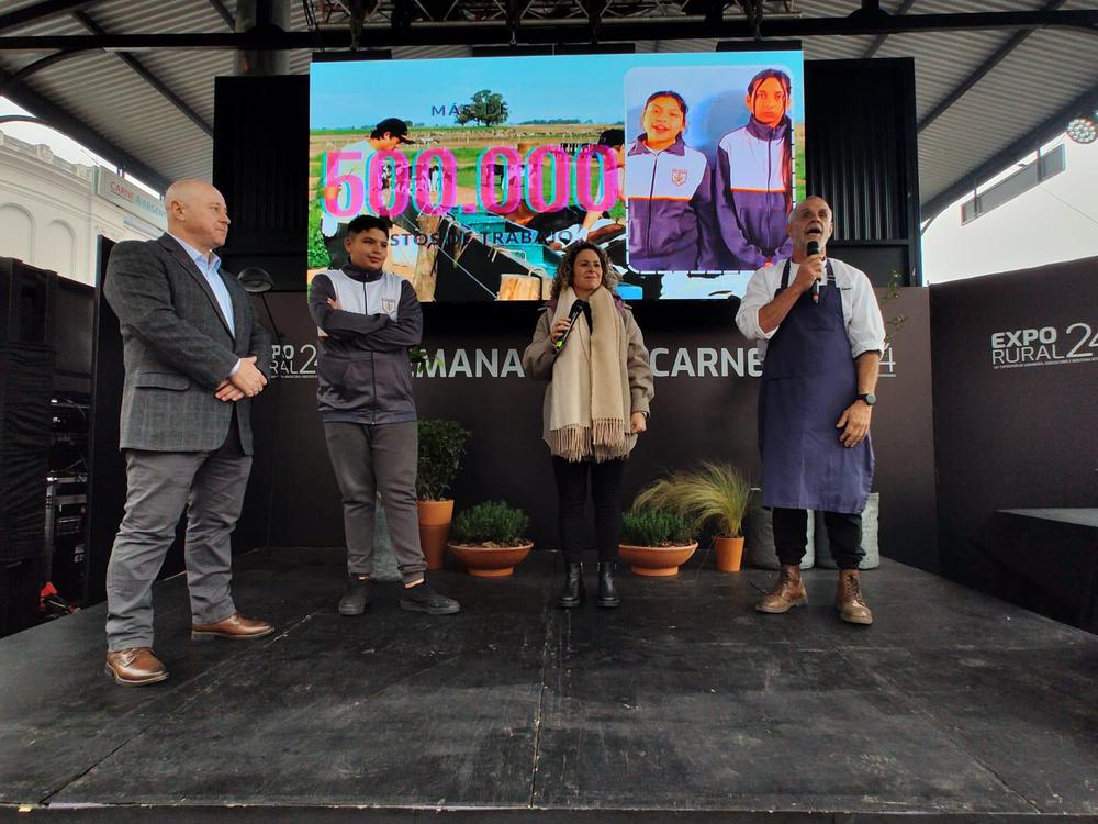 Daniel Urcía Consejero del IPCVA - Un ganador del concurso - Eugenia Brusca y Christian Petersen  